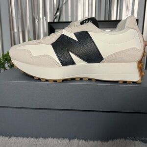 New Balance 327 Moonbeam